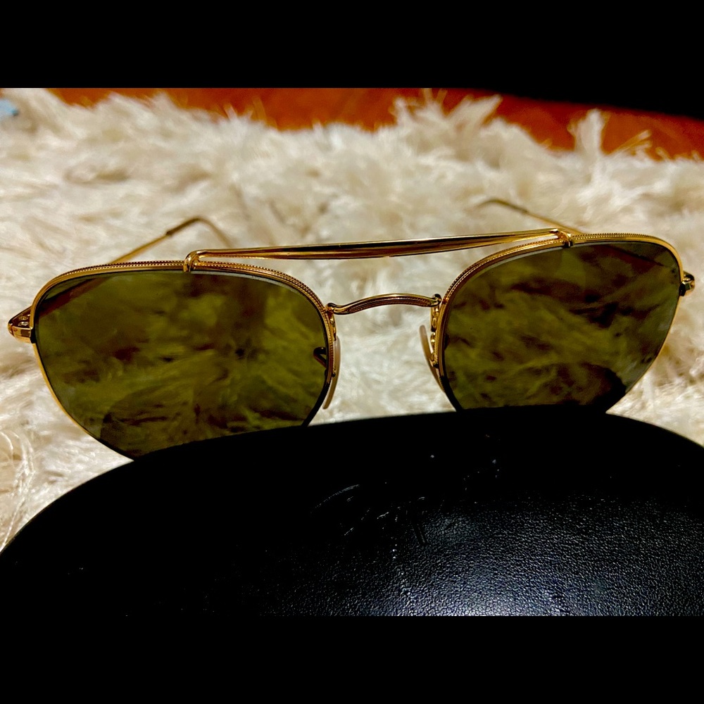 Authentic Ray-Ban aviator sunglasses. Barely worn and like new!